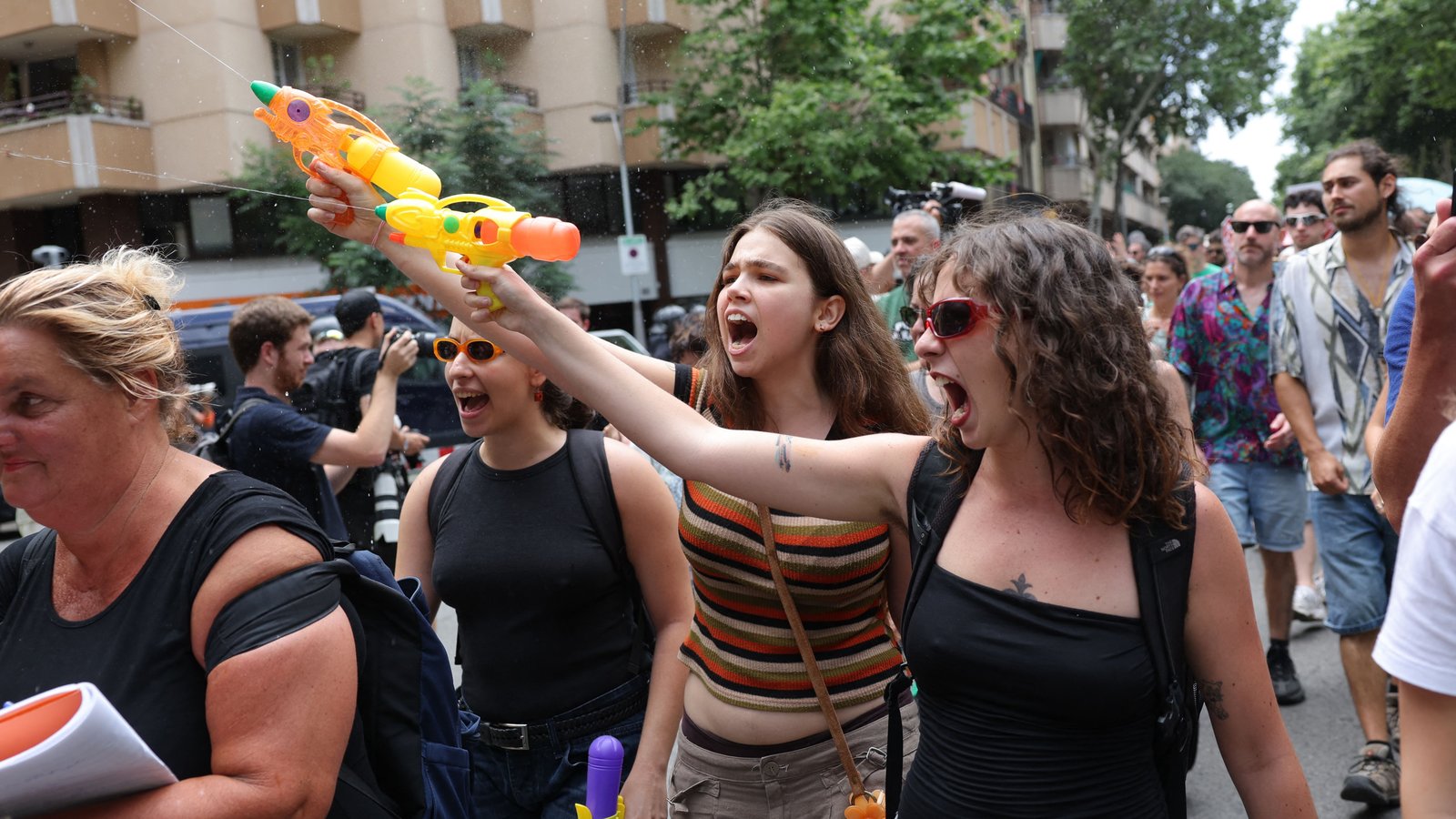 España recibe más turistas, pero el crecimiento turístico se desacelera en 2025